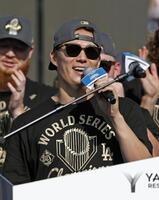 　米大リーグ、ドジャースのワールドシリーズ優勝報告会でスピーチする山本由伸（共同）