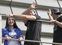 　米大リーグ、ワールドシリーズ２連覇を達成したドジャースの優勝パレードに参加した大谷翔平と妻の真美子さん（イマジンイメージズ・ロイター＝共同）