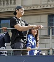 　米大リーグ、ワールドシリーズ２連覇を達成したドジャースの優勝パレードに参加した大谷翔平と妻の真美子さん（共同）