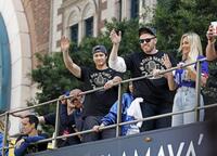 　米大リーグ、ワールドシリーズ２連覇を達成したドジャースの優勝パレードに参加した大谷翔平（前列左）＝共同