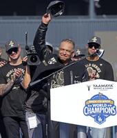 　米大リーグ、ドジャースのワールドシリーズ優勝報告会で歓声に応えるロバーツ監督（共同）
