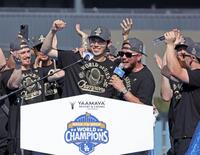 　米大リーグ、ドジャースのワールドシリーズ優勝報告会で歓声に応える佐々木朗希（中央左）＝共同