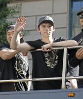 　米大リーグ、ワールドシリーズ２連覇を達成したドジャースの優勝パレードに参加した佐々木朗希（共同）