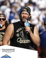 　米大リーグ、ドジャースのワールドシリーズ優勝報告会でスピーチするカーショー（共同）