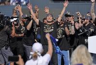 　米大リーグ、ドジャースのワールドシリーズ優勝パレード後に開かれた報告会で歓声に応える、ＷＳ最優秀選手に輝いた山本由伸（中央）。大谷翔平や佐々木朗希も参加し、地元のファンから熱狂的な歓迎を受けた（共同）