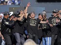 　米大リーグ、ドジャースのワールドシリーズ優勝報告会で、手を上げて歓声に応える山本由伸、その左は大谷翔平、右端は佐々木朗希（共同）