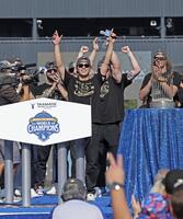 　米大リーグ、ドジャースのワールドシリーズ優勝報告会で、歓声に応える山本由伸（中央）＝共同