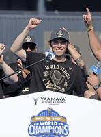 　米大リーグ、ドジャースのワールドシリーズ優勝報告会で歓声に応える佐々木朗希（共同）