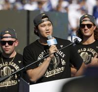 　米大リーグ、ドジャースのワールドシリーズ優勝報告会でスピーチする大谷翔平＝３日、ロサンゼルス（共同）