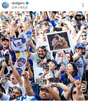 　優勝パレードで山本由伸を象徴するライオンの写真を掲げるファン。ドジャースの公式インスタグラム＠ｄｏｄｇｅｒｓより