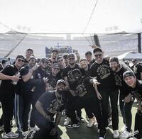 　ドジャースタジアムで大谷（後列左）、山本（前列右）ら選手が笑顔の集合写真（ロサンゼルス・ドジャース提供）