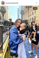 　スミスの妻カラさん。右はエドマン夫人と長男。カラさんのインスタグラム＠ｃａｒａｍａｒｔｉｎｅｌｌｓｍｉｔｈより