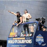 　パレードで大喜びするキケ・ヘルナンデス（右）とカーショー（ロサンゼルス・ドジャース提供）