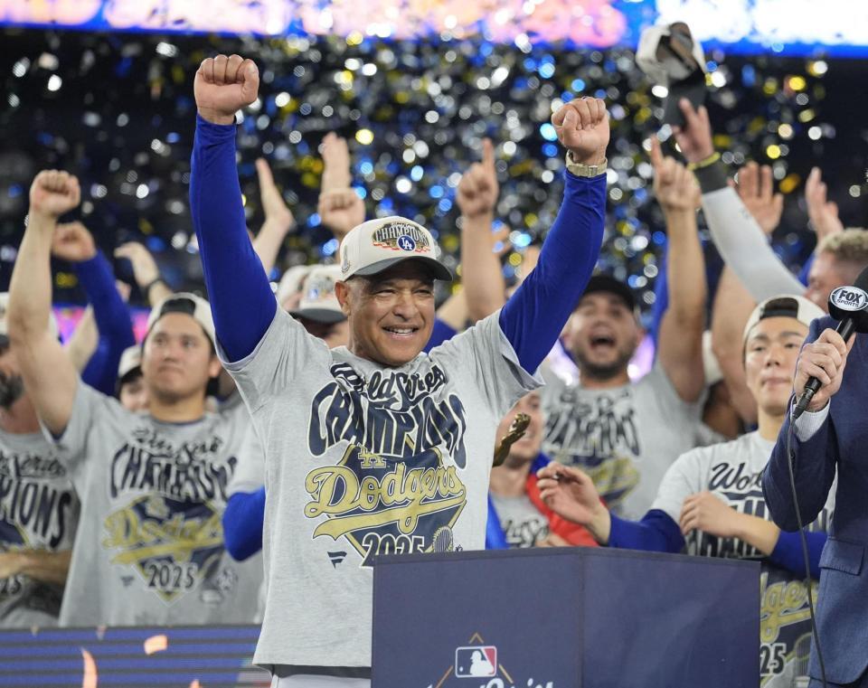 　ワールドシリーズ２連覇を達成し、セレモニーで喜ぶドジャースのロバーツ監督。左端は大谷、右端は山本＝トロント（イマジンイメージズ・ロイター＝共同）