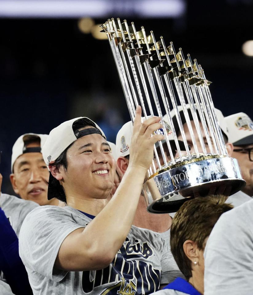 　ワールドシリーズ２連覇を達成し、トロフィーを手に笑顔のドジャース・大谷＝トロント（カナディアンプレス提供・ＡＰ＝共同）