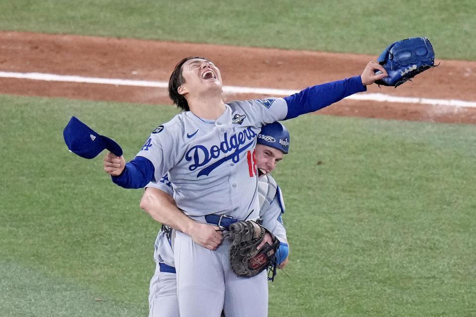 　米大リーグ、ブルージェイズとのワールドシリーズ第７戦を制して２連覇を達成し、捕手スミスと喜ぶドジャースの山本由伸＝２日、トロント（カナダ通信・ＡＰ＝共同）