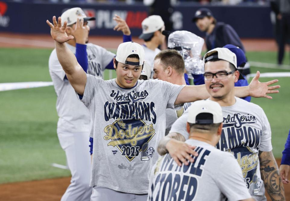 　ワールドシリーズ２連覇を達成し、両手を広げて喜ぶドジャース・大谷＝トロント（共同）