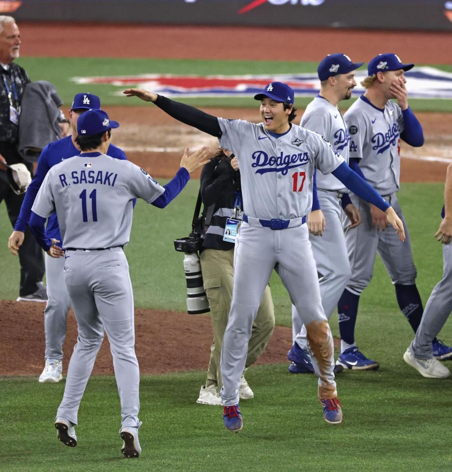 　米大リーグ、ブルージェイズとのワールドシリーズ第７戦を制して２連覇を達成し、喜ぶドジャースの大谷翔平（17）と佐々木朗希（11）＝２日、トロント（共同）