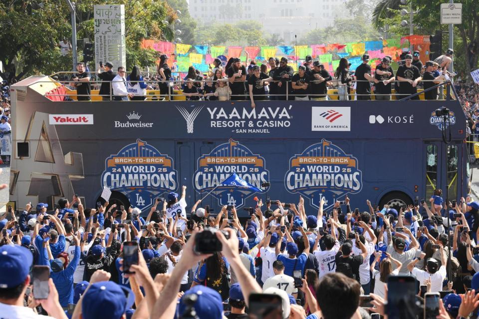 　米大リーグ、ワールドシリーズ２連覇を達成したドジャースの優勝パレード（ＡＰ＝共同）