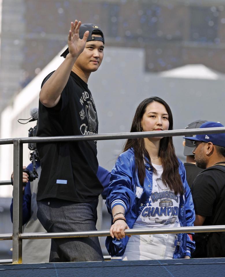 　米大リーグ、ワールドシリーズ２連覇を達成したドジャースの優勝パレードに参加した大谷翔平と妻の真美子さん（共同）