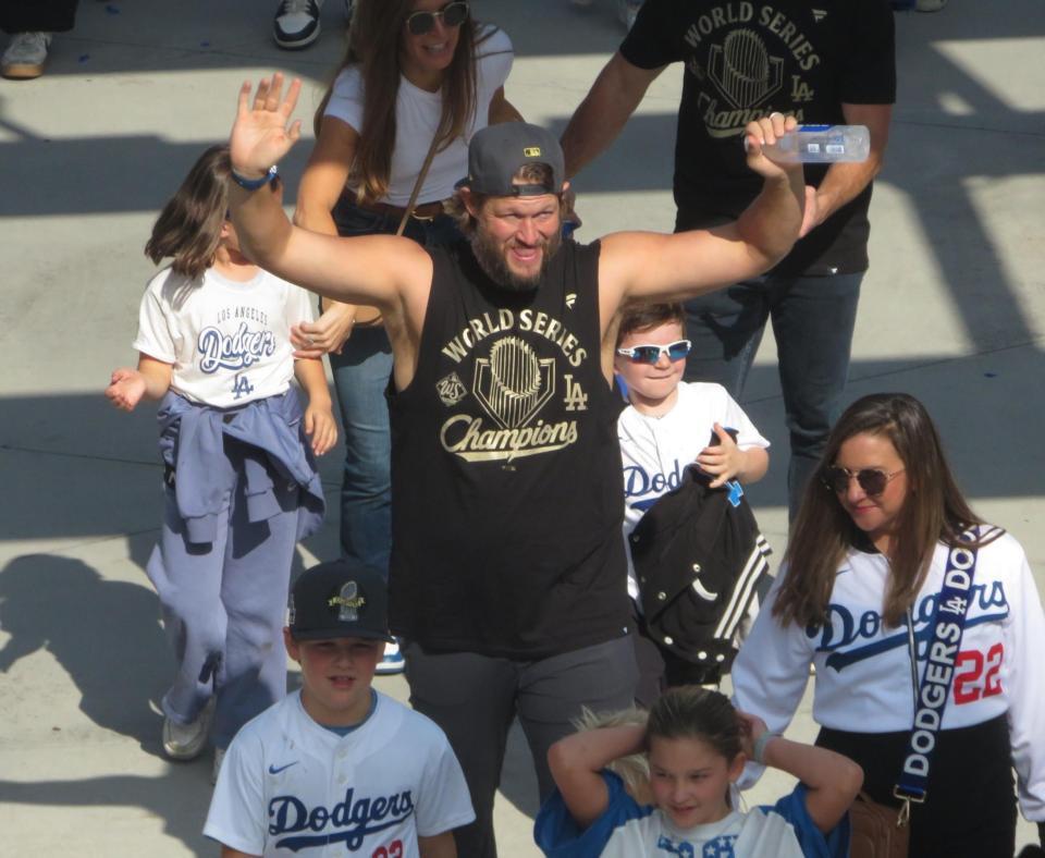 　家族に囲まれて球場入りするドジャースのクレイトン・カーショー（撮影・小林信行）