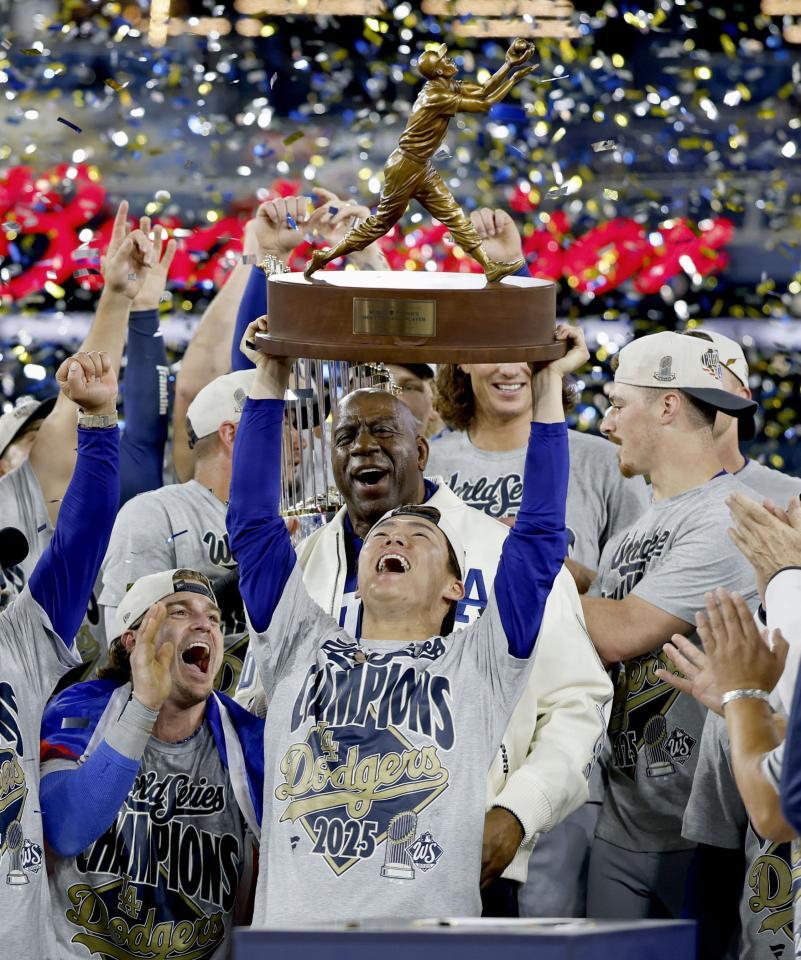 　ワールドシリーズのＭＶＰに選ばれ、トロフィーを掲げる山本（提供・共同通信社）