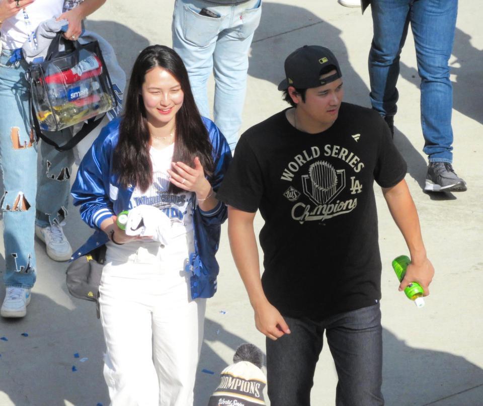 　パレードを終えドジャースタジアムに入る大谷夫妻（撮影・小林信行）
