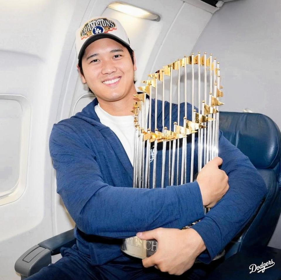 　優勝トロフィーを手に笑みを浮かべる大谷（ロサンゼルス・ドジャース提供）