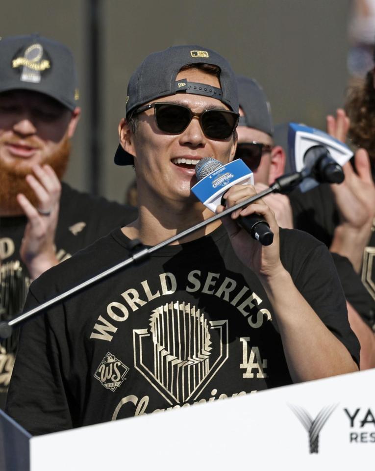 　米大リーグ、ドジャースのワールドシリーズ優勝報告会でスピーチする山本由伸（共同）
