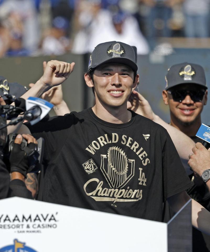 　米大リーグ、ドジャースのワールドシリーズ優勝報告会で笑顔を見せる佐々木朗希（共同）