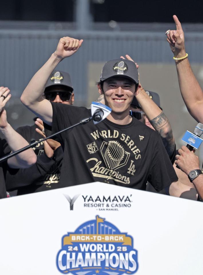 　米大リーグ、ドジャースのワールドシリーズ優勝報告会で歓声に応える佐々木朗希（共同）