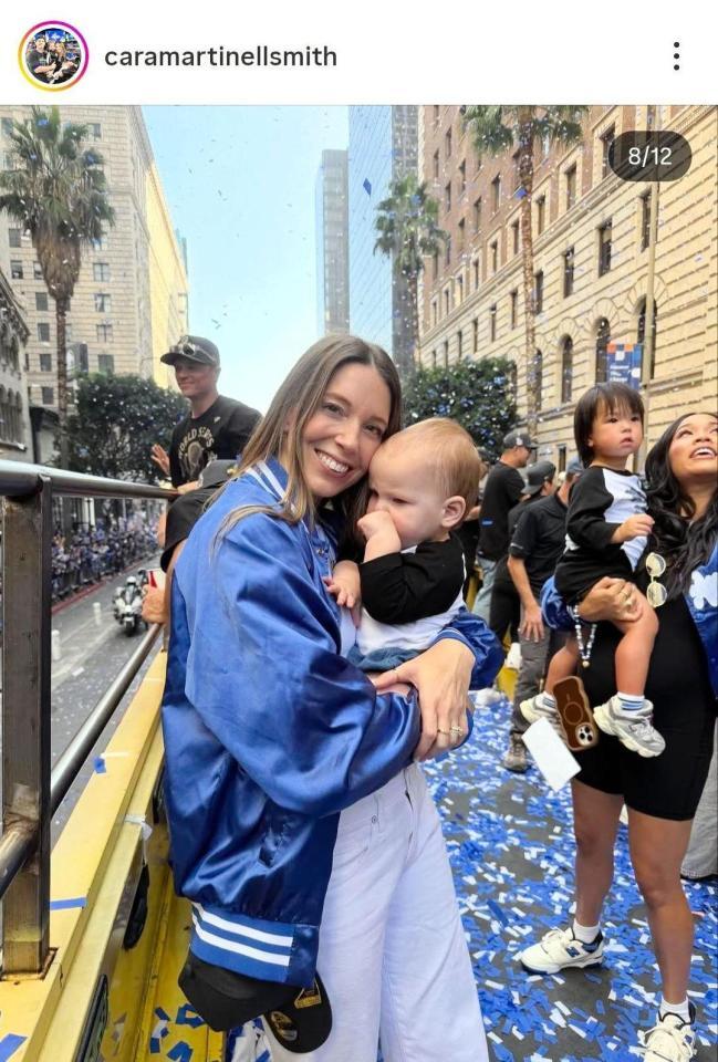 　スミスの妻カラさん。右はエドマン夫人と長男。カラさんのインスタグラム＠ｃａｒａｍａｒｔｉｎｅｌｌｓｍｉｔｈより