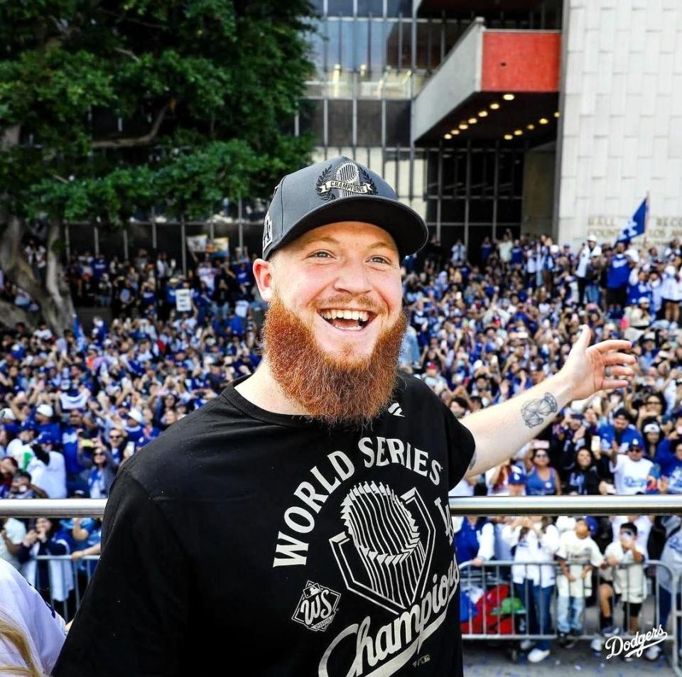 　初のパレードで喜ぶウィル・クライン（ロサンゼルス・ドジャース提供）