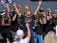 　ワールドシリーズ優勝報告会で、歓声に応える山本（中央）＝共同