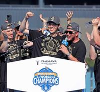 　優勝報告会で歓声に応える佐々木（中央）