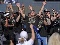 　ドジャースのワールドシリーズ優勝パレード後に開かれた報告会で歓声に応える、（前列左から）大谷翔平、ＷＳ最優秀選手に輝いた山本由伸、佐々木朗希の日本人３選（共同）