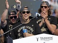 　米大リーグ、ドジャースのワールドシリーズ優勝報告会でスピーチする山本由伸（共同）