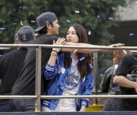 　米大リーグ、ワールドシリーズ２連覇を達成したドジャースの優勝パレードに参加した大谷翔平と妻の真美子さん（共同）