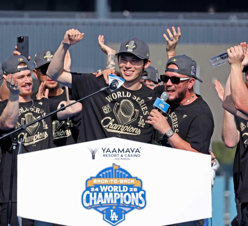 　優勝報告会で歓声に応える佐々木（中央）