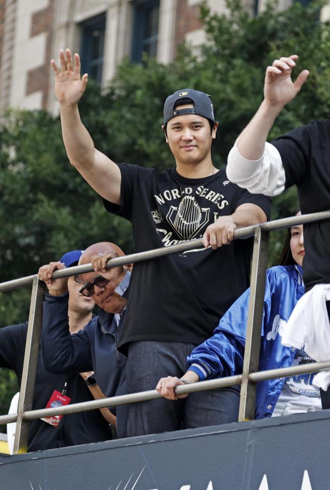 　米大リーグ、ワールドシリーズ２連覇を達成したドジャースの優勝パレードに参加した大谷翔平（共同）