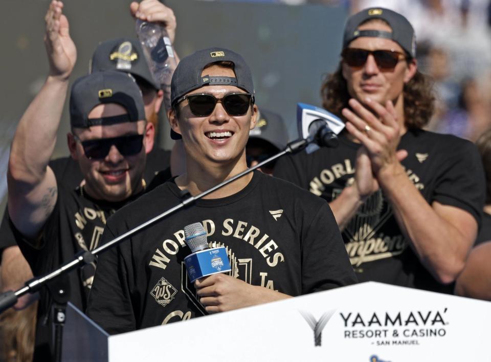 　米大リーグ、ドジャースのワールドシリーズ優勝報告会でスピーチする山本由伸（共同）