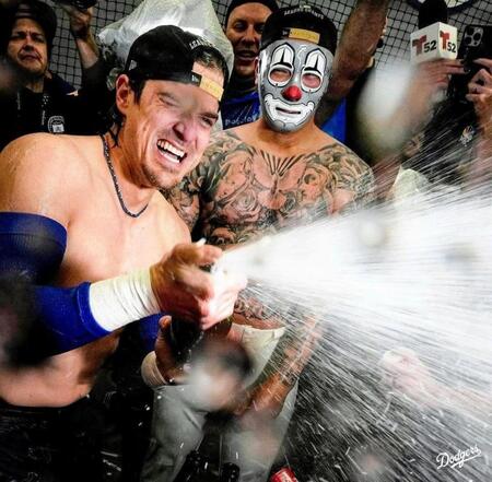 　地区シリーズ突破のシャンパンファイトで噴射するキケ・ヘルナンデスと謎のマスクマン（ロサンゼルス・ドジャース提供）