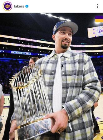 　トロフィーを持つスネル。レーカーズのインスタグラム（ｌａｋｅｒｓ）より