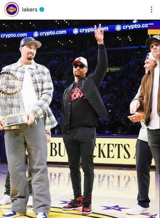 　歓声に応えるベッツ。レーカーズのインスタグラム（ｌａｋｅｒｓ）より