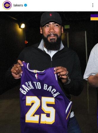 　特注ユニホームを手に笑みを浮かべるＴ・ヘルナンデス。レーカーズのインスタグラム（ｌａｋｅｒｓ）より