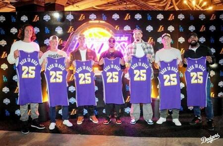 【写真】ムーキー・ベッツが超オシャレ　全身黒コーデでレーカーズファンの歓声に応える