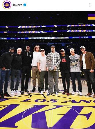 　記念撮影するドジャースナインら。レーカーズのインスタグラム（ｌａｋｅｒｓ）より
