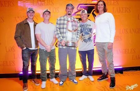 　レーカーズの試合を訪問したドジャースナイン（ロサンゼルス・ドジャース提供）