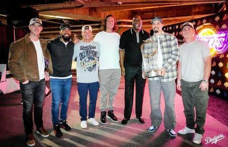 　マジック・ジョンソン共同オーナーと記念撮影するドジャースナイン（ロサンゼルス・ドジャース提供）