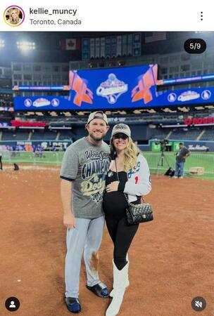 　妊娠中のマンシーの妻ケリーさんは黒いシャネルで。ケリーさんのインスタグラム＠ｋｅｌｌｉｅ＿ｍｕｎｃｙ（１１月３日付）より 